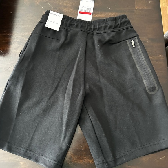 Youth Nike Tech standard fit shorts - Picture 2 of 2